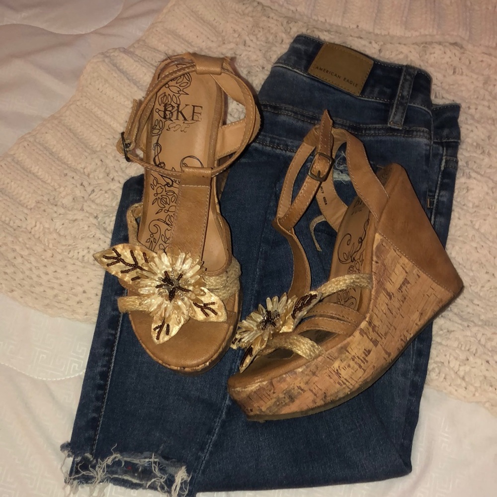 BKE 4.5” Wedge Sandle from Buckle w/ Flowers/Cork